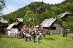 "Auf in den Frühling" - Maibaumaufstellen mit Pflanzenmarkt