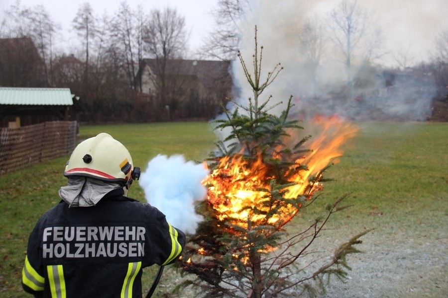 FJ: Brandverhütung Weihnachtsbaum
