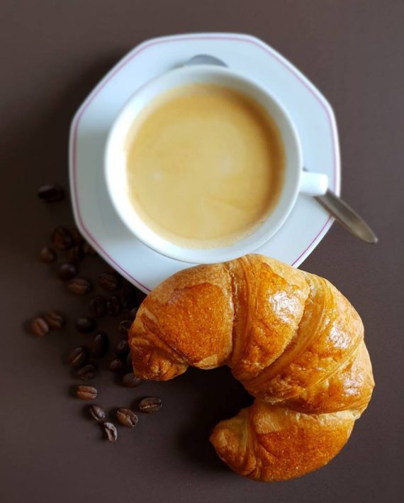 Verlängerter mit Butter Croissant