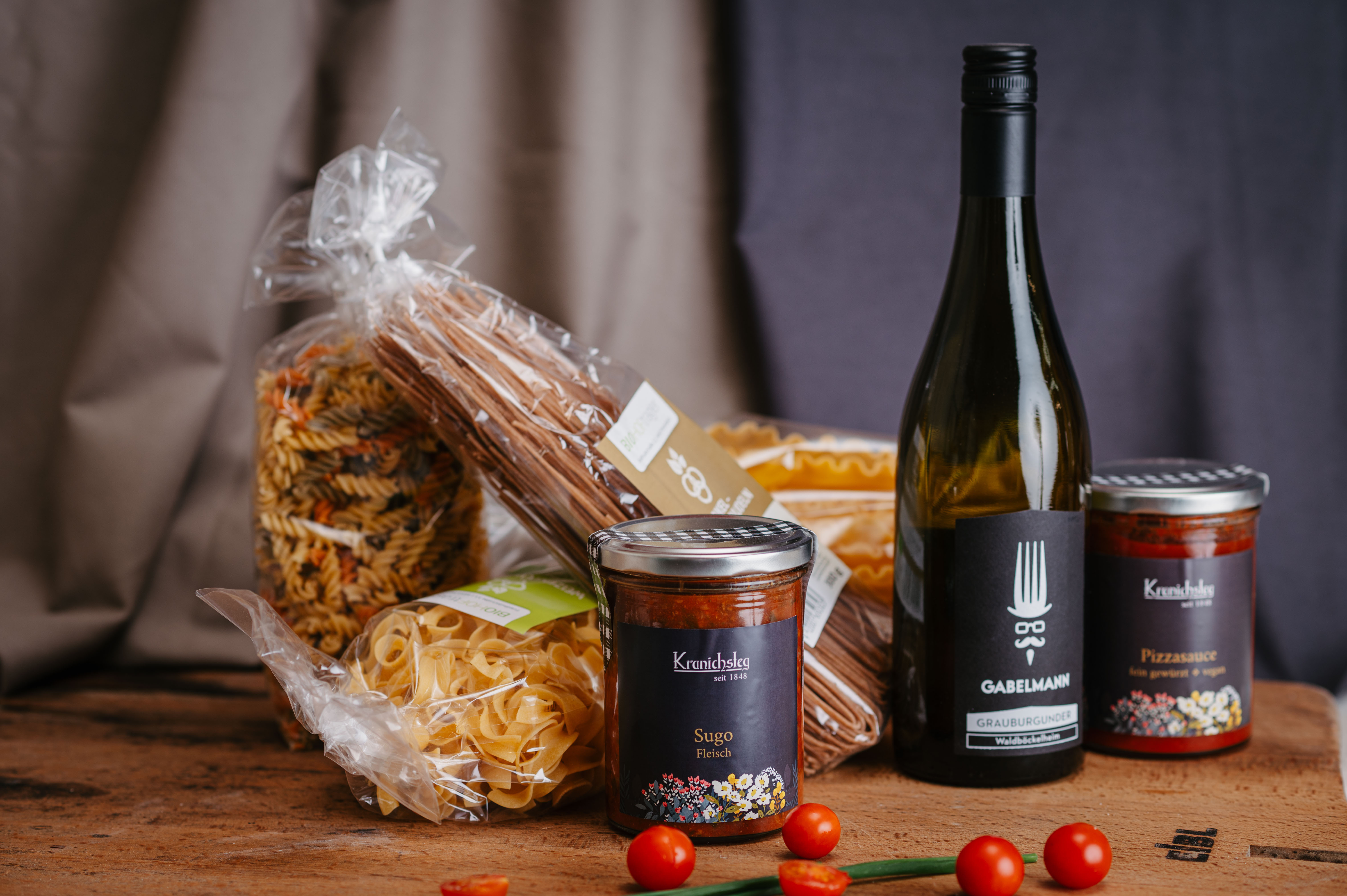 Feinste Bio-Nudeln aus Pettenbach, eine erlesene Flasche Wein vom Weinhändler Johannes Lichtenwagner – Wein vom Winzer – und ein köstliches Sugo aus dem Hause Kranichsteg in Sankt Konrad. Eine perfekte Kombination für echten Genuss!