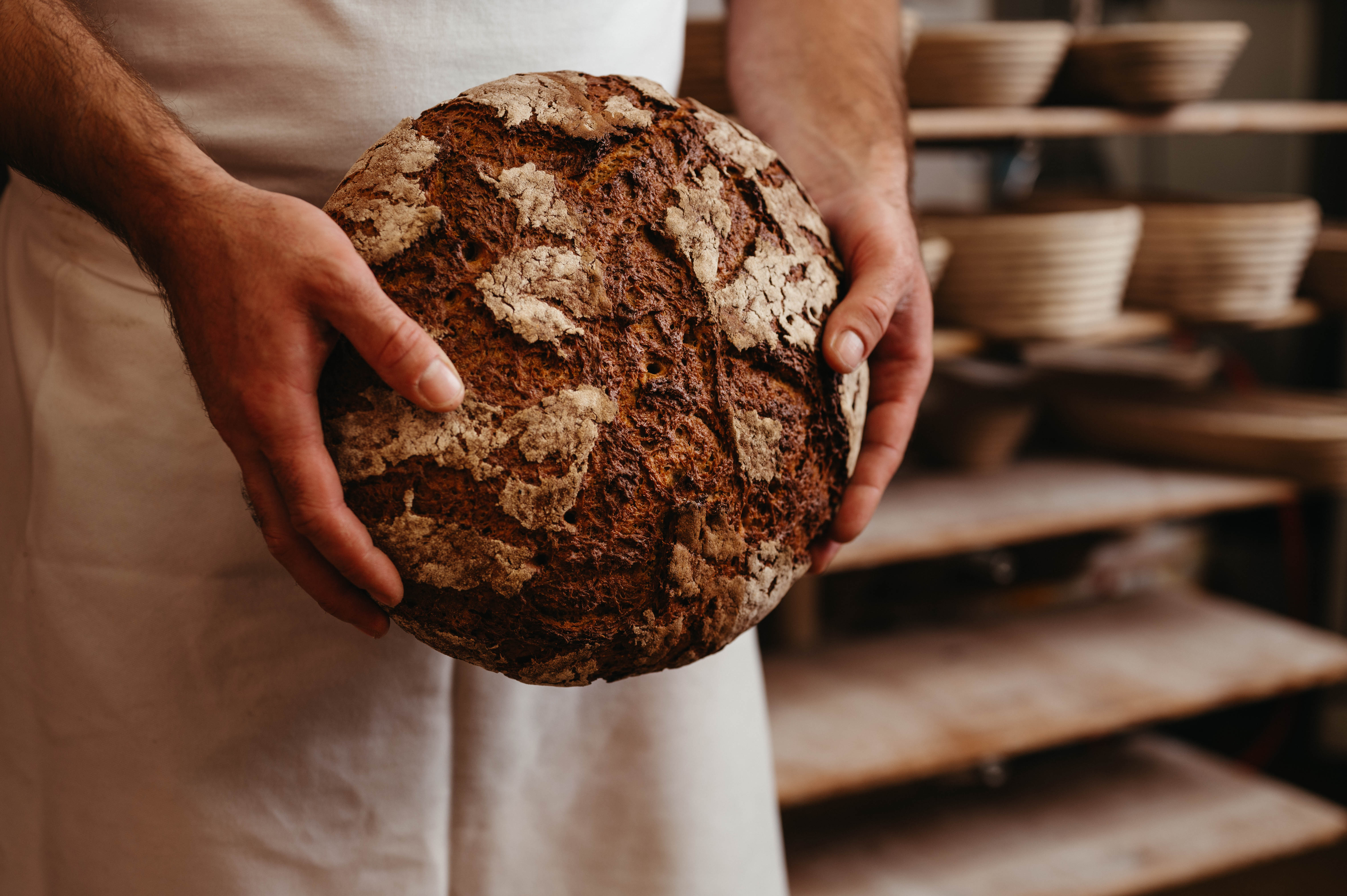Ein Laib Brot ist eine ganze, ungeschnittene Einheit eines Brotes. Es bezieht sich auf die typische runde Form. Hier im Bild ein Laib Bauernbrot. 